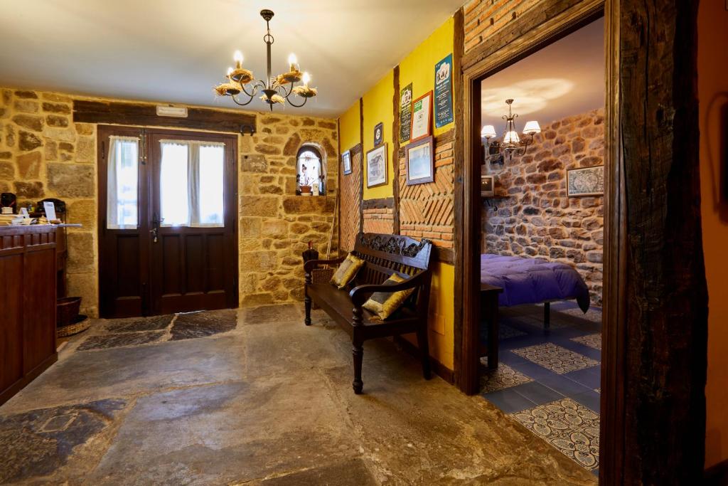 拉斯弗拉瓜斯乡村波萨达奥奇恩玛纳斯旅馆的走廊上设有一张床和一扇门的房间