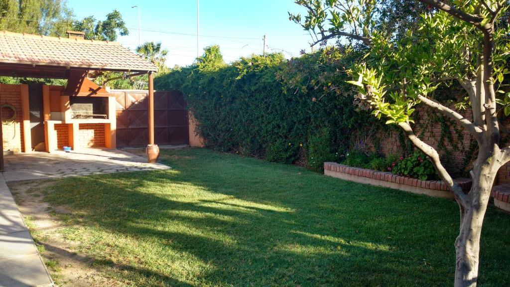 圣胡安Nuestro Crepúsculo的绿草成荫的院子和栅栏
