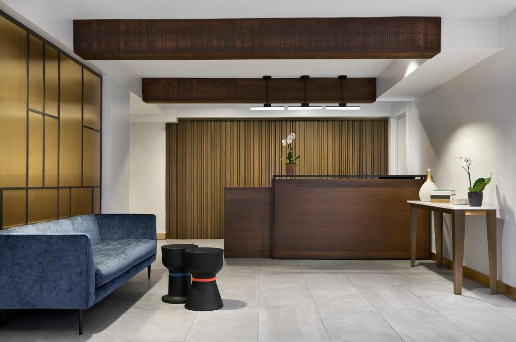 华盛顿ARC HOTEL Washington DC, Georgetown的大堂设有蓝色的沙发和前台。