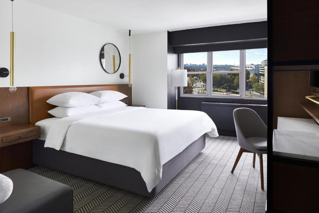 华盛顿ARC HOTEL Washington DC, Georgetown的一间带白色床和窗户的酒店房间