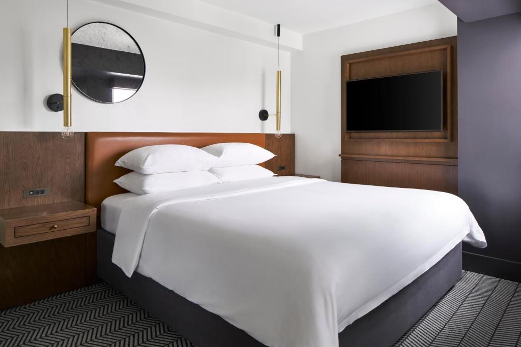 华盛顿ARC HOTEL Washington DC, Georgetown的一间配有电视的客房内的一张大白色床