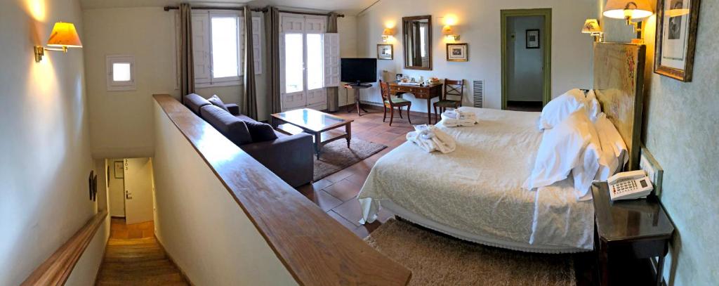 昆卡莱昂诺尔德阿基塔尼亚酒店的一间卧室设有一张床和一间客厅。