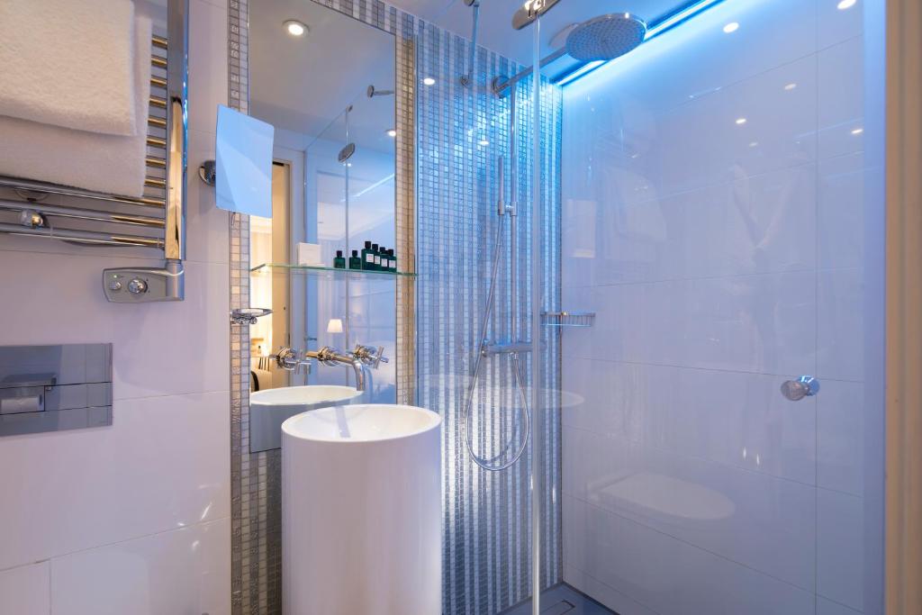巴黎巴黎R酒店 - 精品酒店的带淋浴、卫生间和盥洗盆的浴室