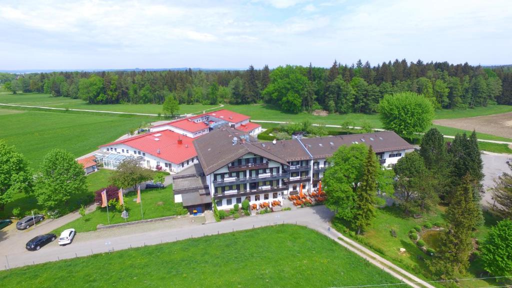 基姆湖畔贝尔瑙法宾格尔霍夫酒店的享有红色屋顶的大房子的空中景色