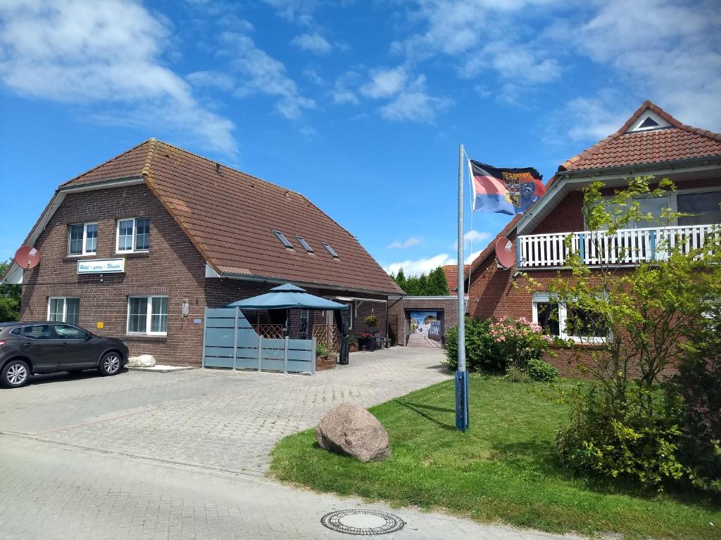 克鲁姆赫恩Naturwert Hotel Garni Ursula的前面有旗帜的房子