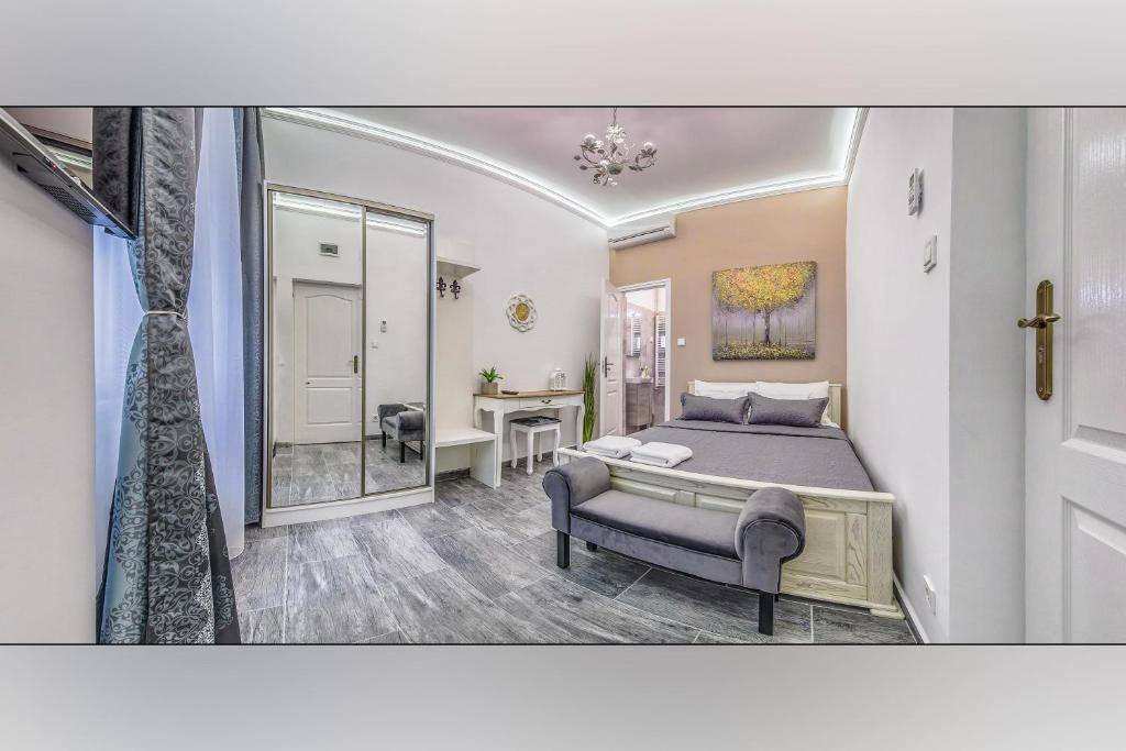 布达佩斯Platanus Guesthouse的一间卧室配有一张床和镜子