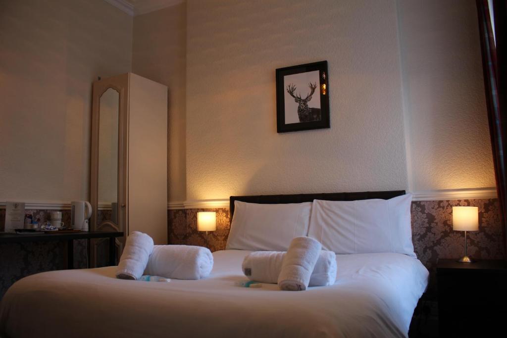 爱丁堡阿尔德米兰酒店的卧室配有一张带2条毛巾的大型白色床