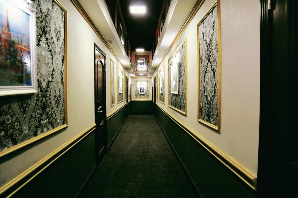 休钦斯克Bereke Hotel的墙上挂有绘画的走廊