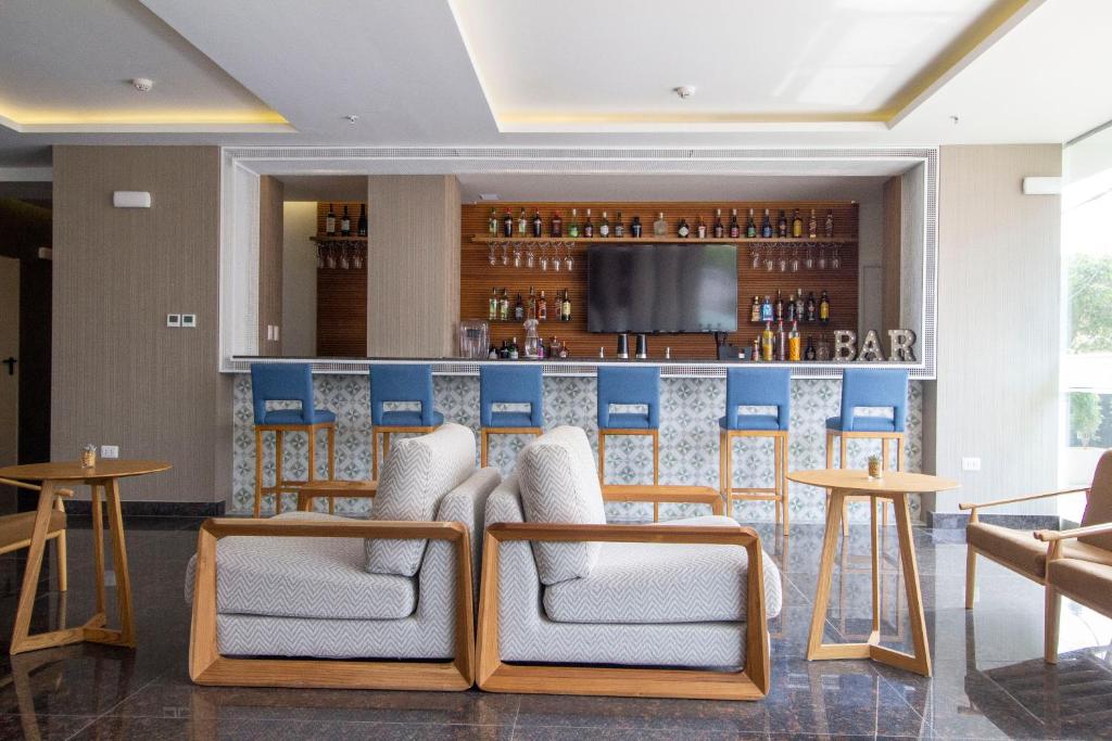 特鲁希略Tierra Viva Trujillo的酒店大堂的酒吧,配有两把椅子和柜台