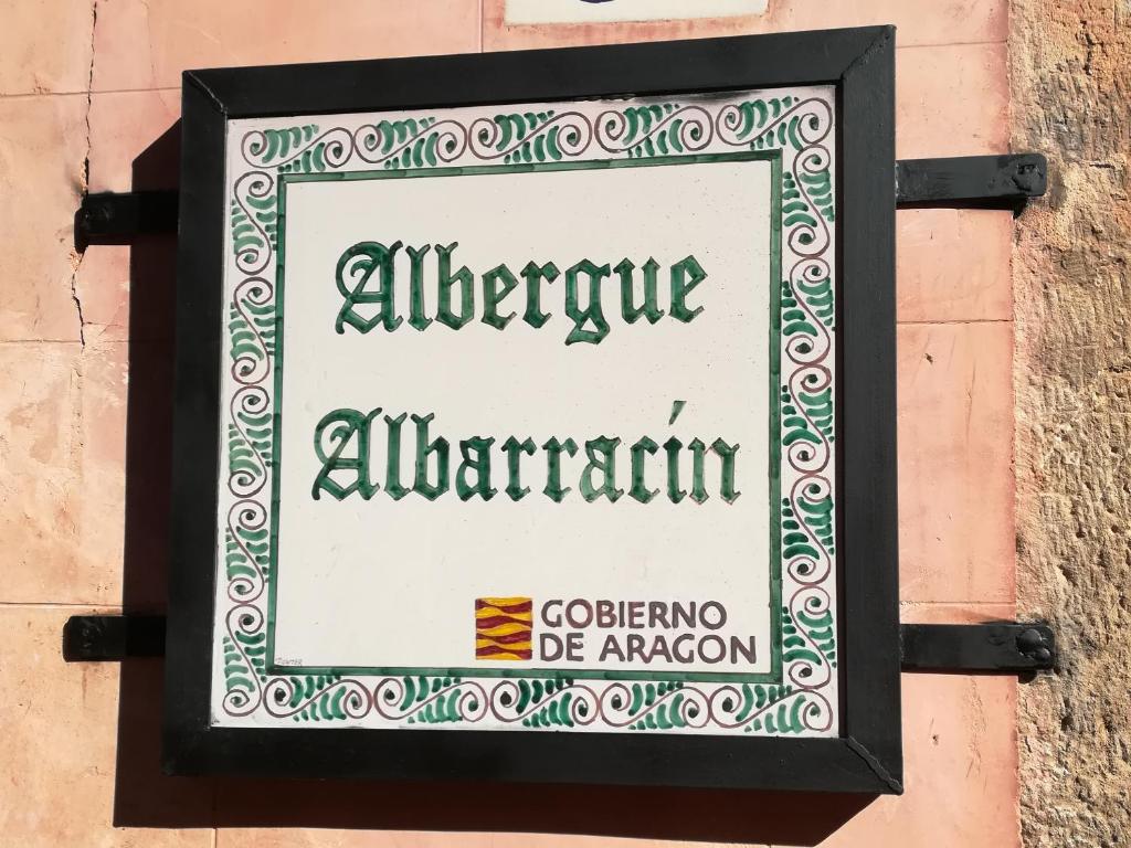 阿尔巴拉辛Albergue Albarracín的建筑物一侧的标志