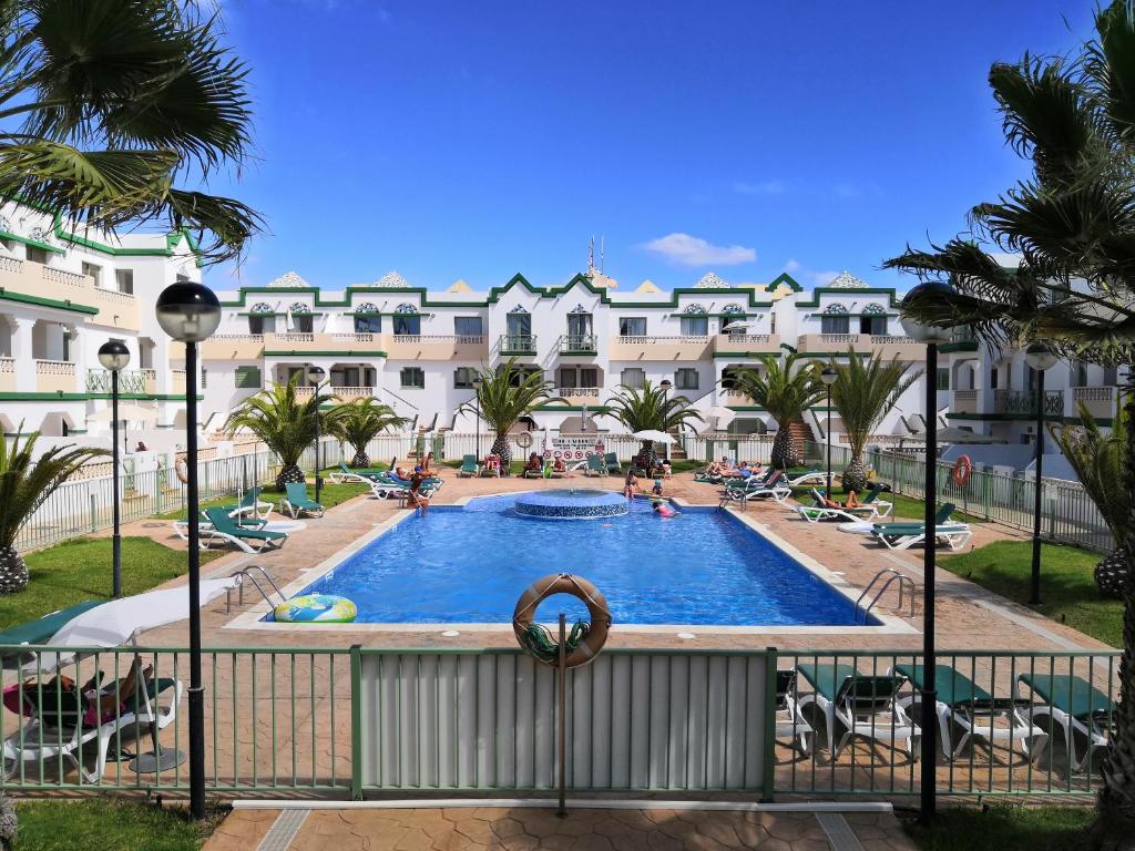 卡勒达德福斯特Estupendo Apartamento Gaudia的从度假村的阳台可欣赏到游泳池的景色