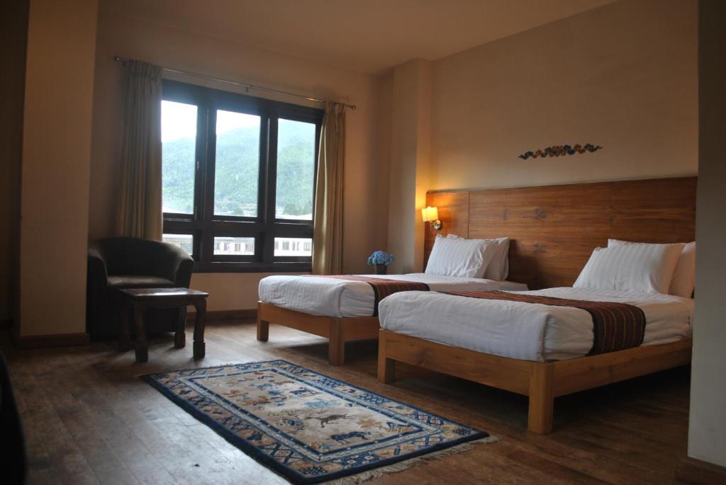 廷布卡齐尔廷布酒店的酒店客房设有两张床和窗户。