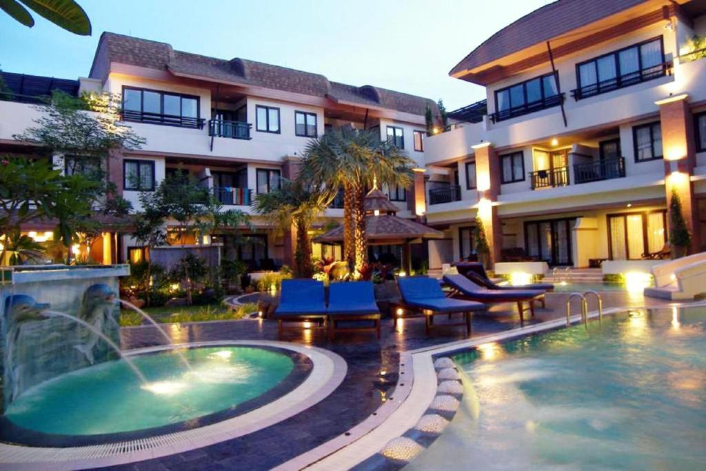 皮皮岛皮皮岛棕榈树度假酒店的大楼前设有游泳池的酒店