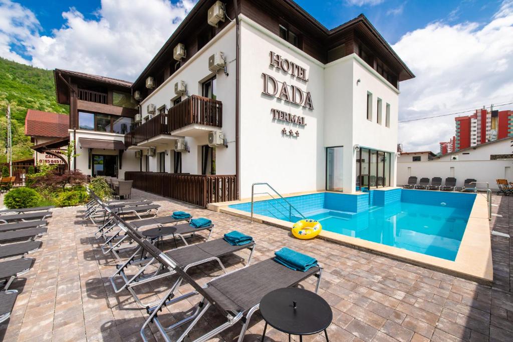 克利默内什蒂达达特玛尔酒店的大楼前设有游泳池的酒店