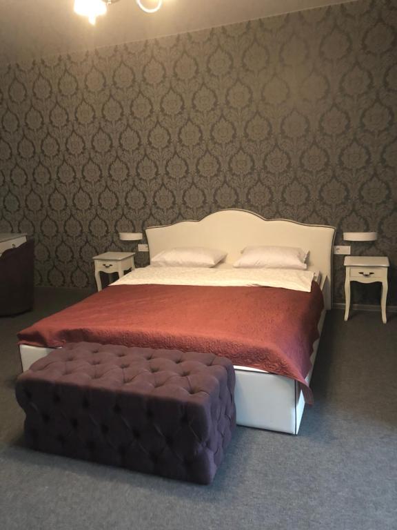 第聂伯罗motel-Yasniy的一间卧室配有一张大床和两张桌子