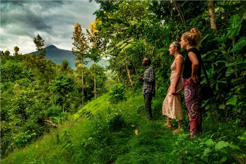 阿鲁沙Banana Farm Eco Hostel的站在草地上的两个人