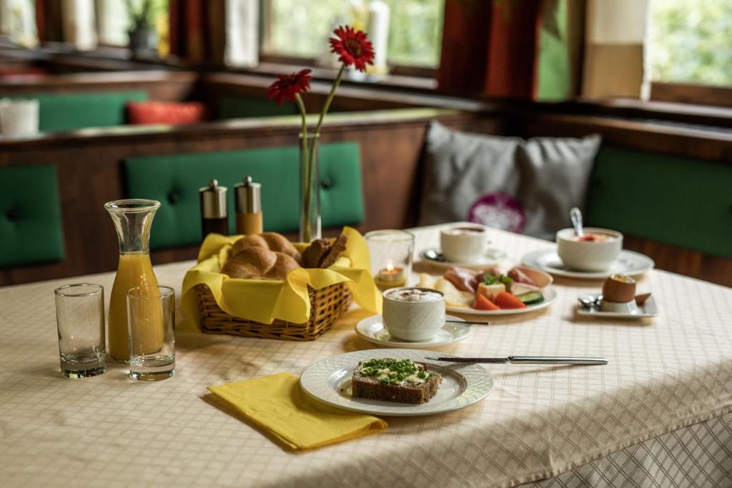 埃本瑙奥贝马亚酒店的一张桌子,上面放着一盘食物和一篮面包