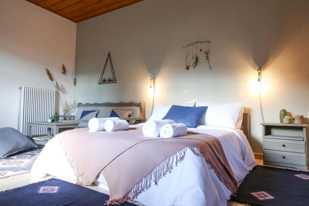 卡拉维塔Orias Guesthouse & Farm的一间卧室配有一张大床和毛巾