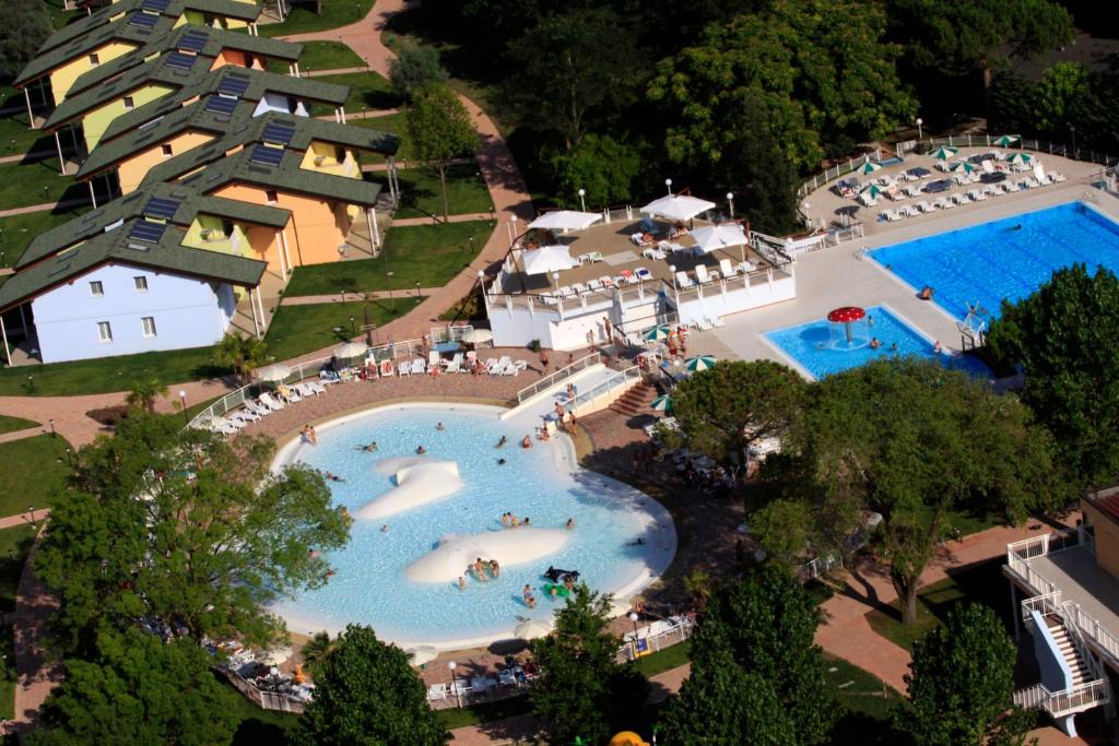 黎都-迪沃拉诺罗米亚海滨俱乐部酒店的享有度假胜地的空中景致,设有2个游泳池
