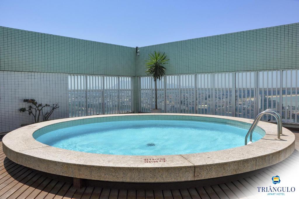 维多利亚Triângulo Apart Hotel的市景天井上的热水浴池