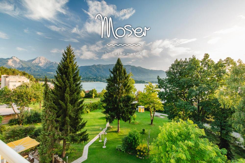 法克湖畔埃格Das Moser - Hotel Garni am See (Adults Only)的享有树木公园和湖泊的景色