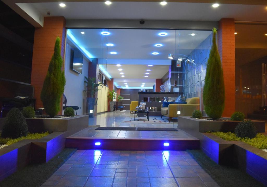 科恰班巴Apart Hotel Selenza的大楼里有一个有蓝色灯光的大堂