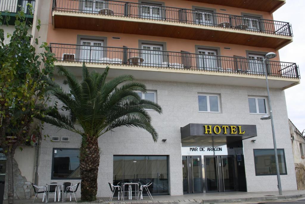 卡斯佩Hotel Mar de Aragón的前面有棕榈树的酒店