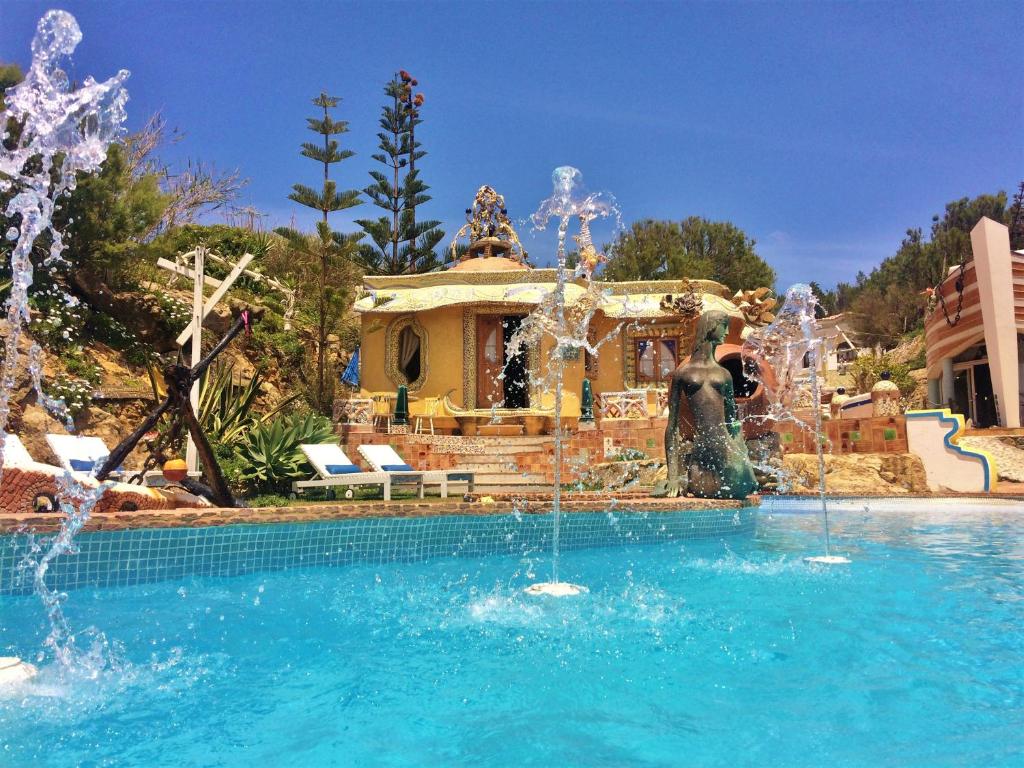 埃里塞拉安娜马格里达海滩度假屋的一座房子前面带喷泉的游泳池