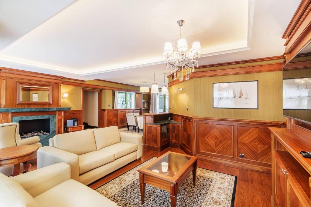 索波特Prestige Apartment with Sauna by Grand Apartments的客厅配有沙发和桌子