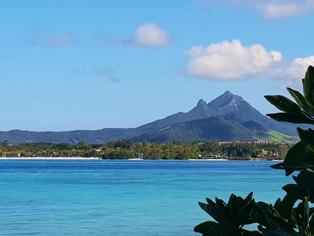 托舵道斯Casa Frangipani Mauritius的享有湖泊和山脉的景色