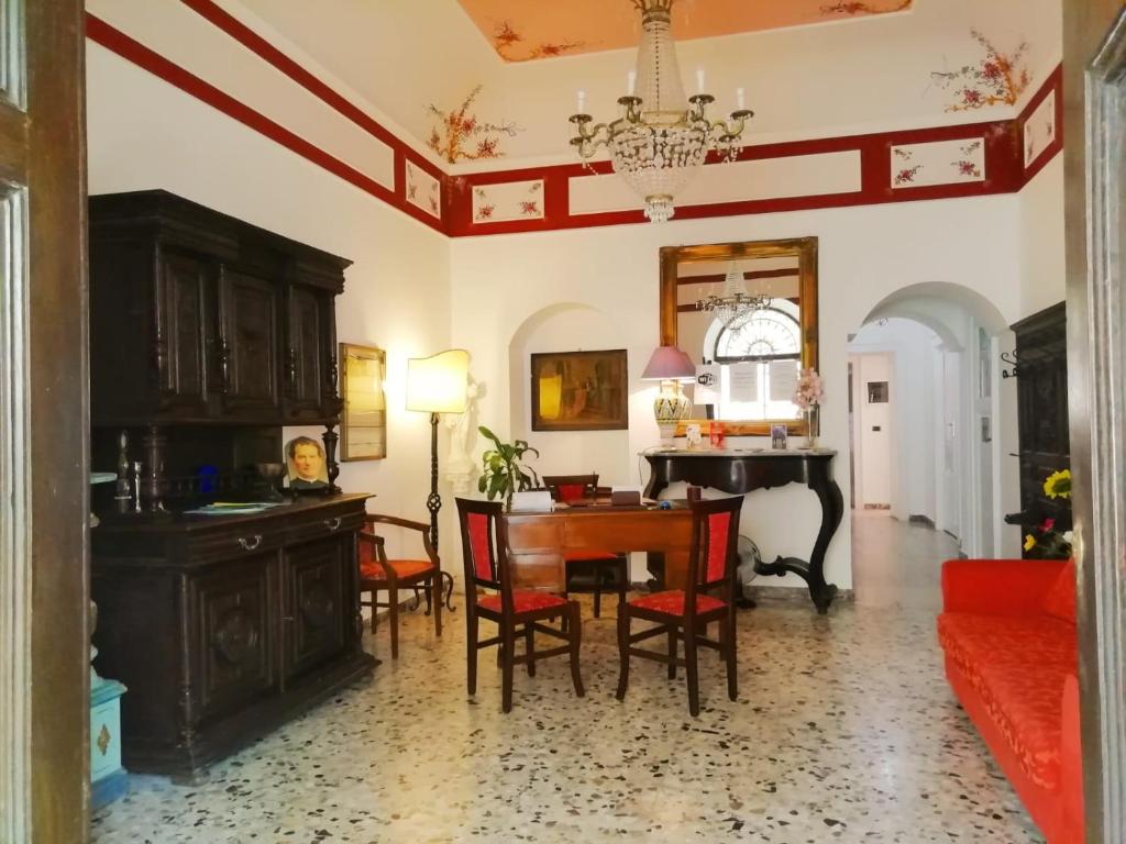 陶尔米纳Villa Mabel的客厅配有桌子和钢琴