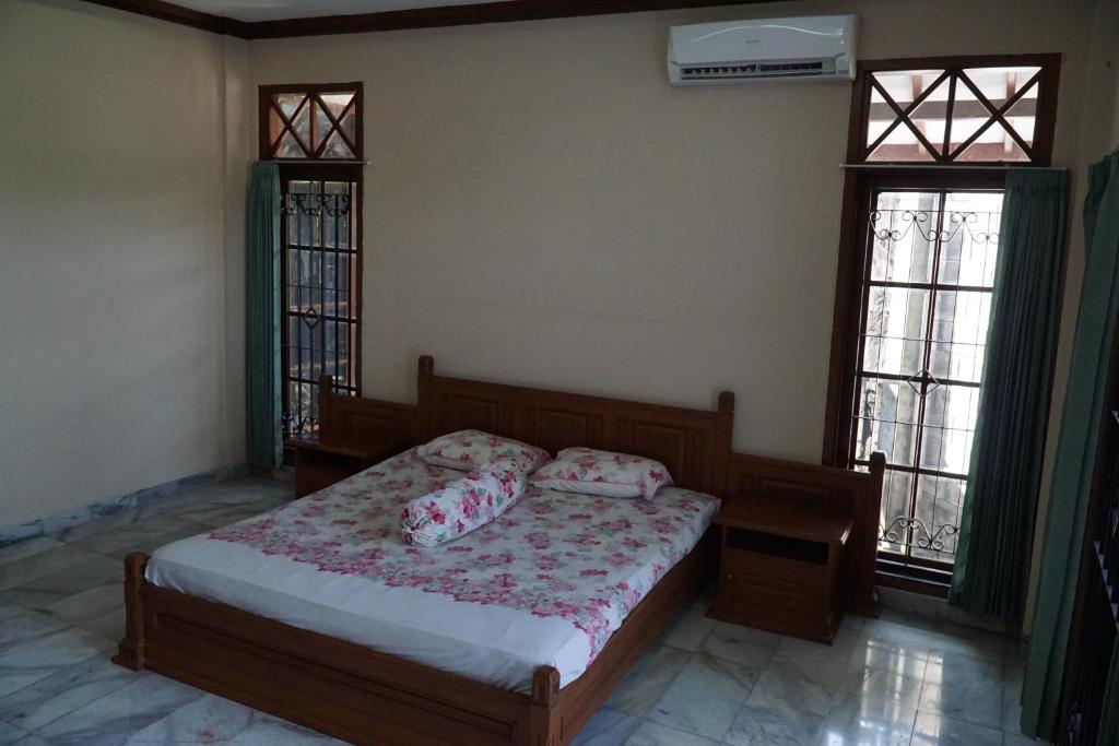日惹OPY-PELEM 1的一间卧室设有一张床和两个窗户。