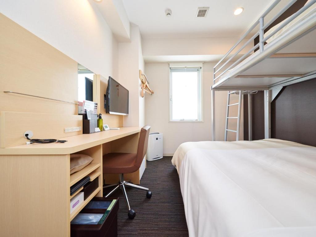 奈良JR奈良站前三条通超级酒店的酒店客房配有一张床和一张带电脑的书桌