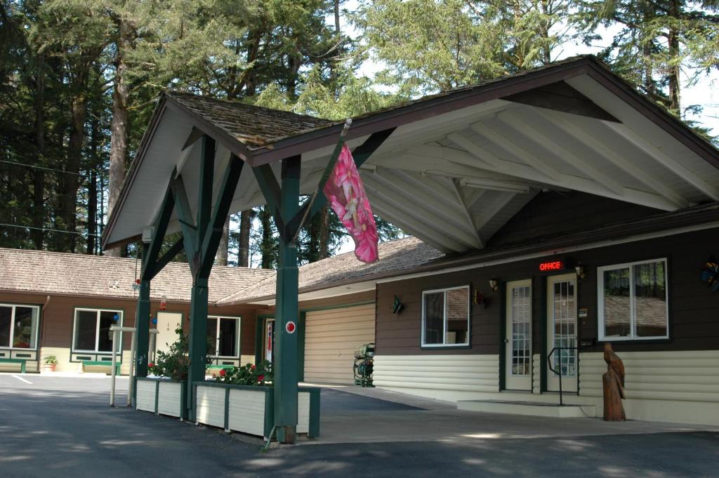 弗洛伦斯公园汽车旅馆和小屋的前面有大篷篷的建筑