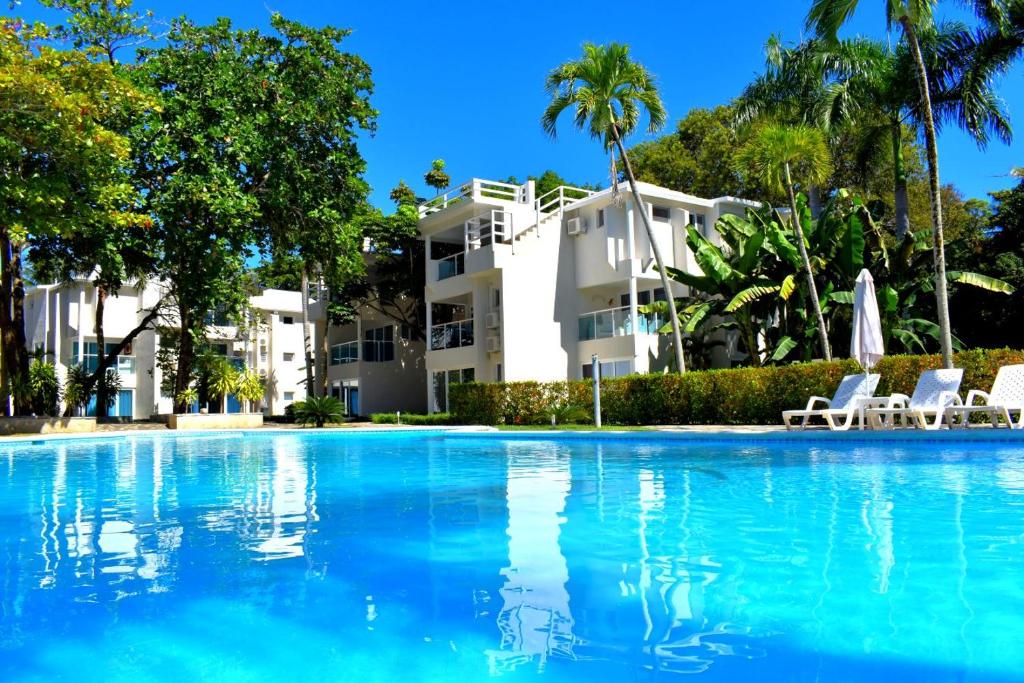 喀巴里特Tropical Casa Laguna的大楼前的大型游泳池