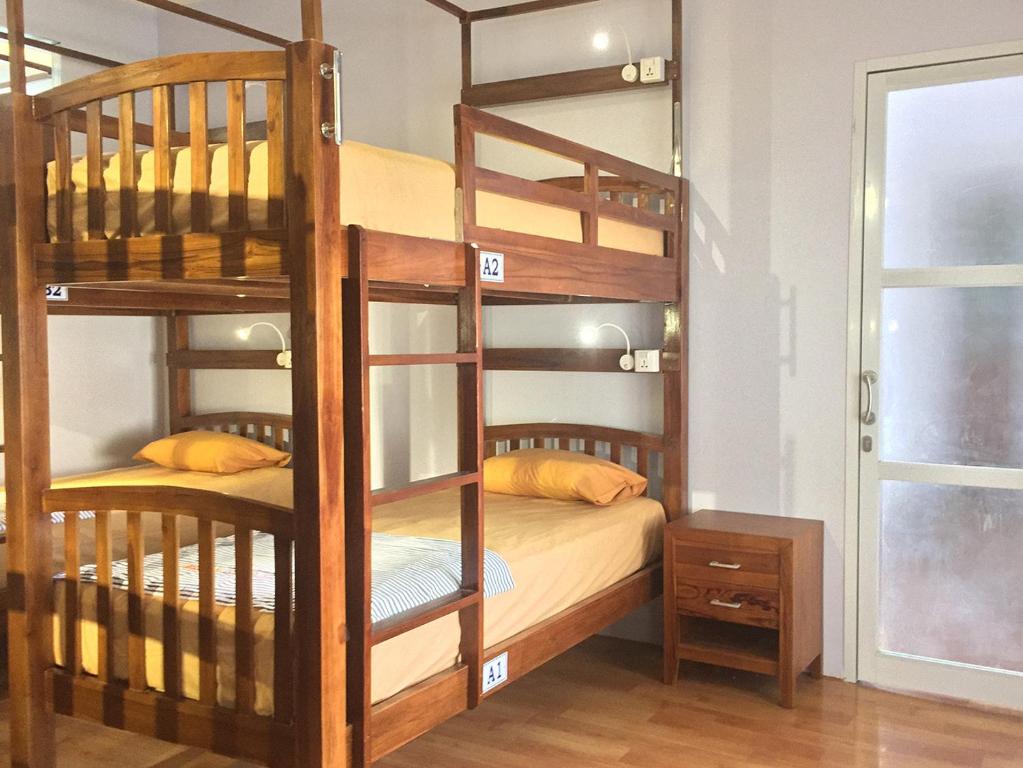 纳闽巴霍芭蕉自然背包客旅舍的双层床间 - 带两张双层床