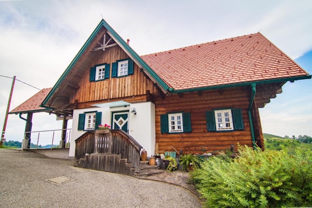 洛伊查赫Kellerstöckl的一间木房子,拥有棕色的屋顶