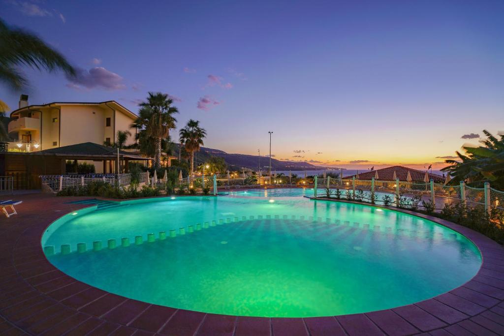 赞布隆内思科格利奥德尔塞拉利昂酒店的一座享有日落美景的大型游泳池