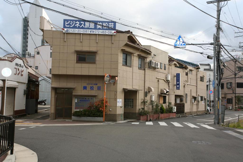 泉佐野米玛苏索的街道边有标志的建筑物