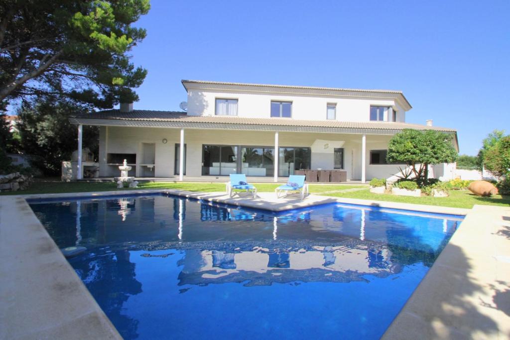 霍斯皮塔勒·德尔英福ARENDA Villa Perla的房屋前的游泳池
