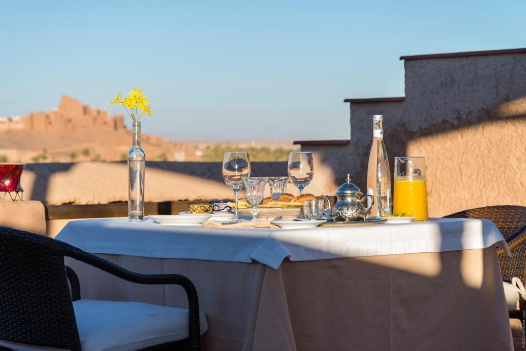 瓦尔扎扎特南面住宿加早餐旅馆的露台顶部的桌子和酒杯