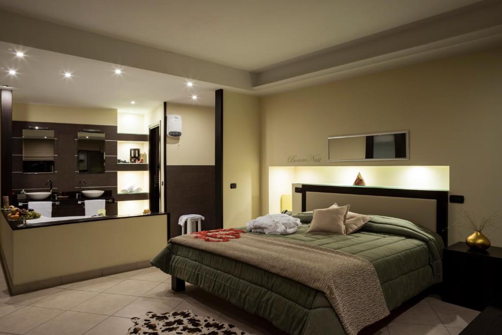 苏尔莫纳曼哈顿田园酒店的一间卧室配有一张床,享有厨房的景色