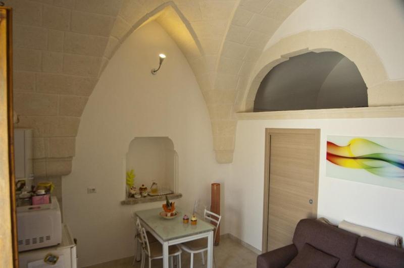 Villa Castelli29mq的客厅配有沙发和桌子