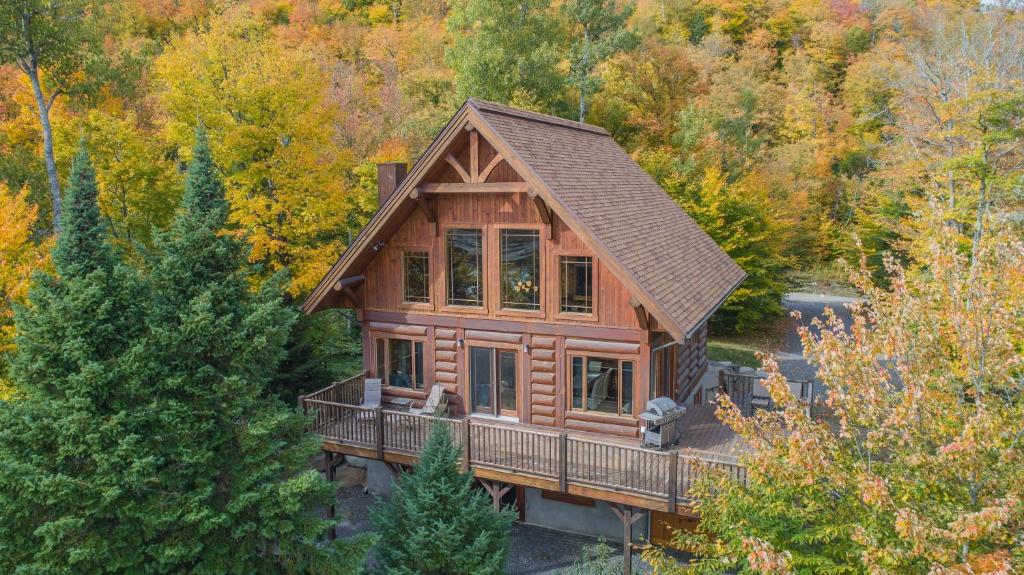 圣阿黛拉Log Cabin Home with Lake and Mountain view by Reserver.ca的树林中小木屋的顶部景色
