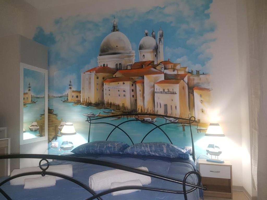 罗镇Bed Rho Stazione的卧室的墙上挂有城堡壁画