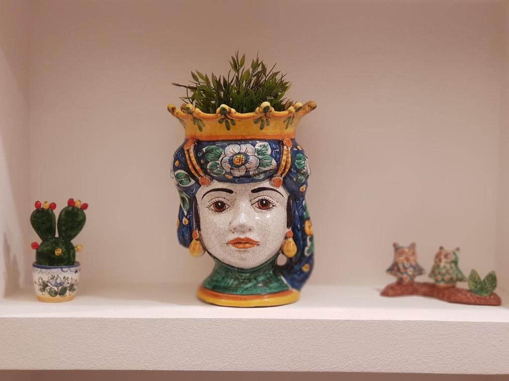 卡塔尼亚Sicily Luxury B&B的花瓶,上面有冠