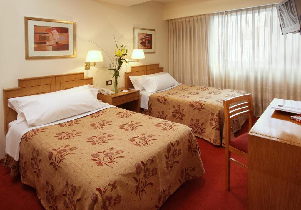 布宜诺斯艾利斯布宜诺斯艾利斯威尔顿酒店的酒店客房配有两张床和一张书桌