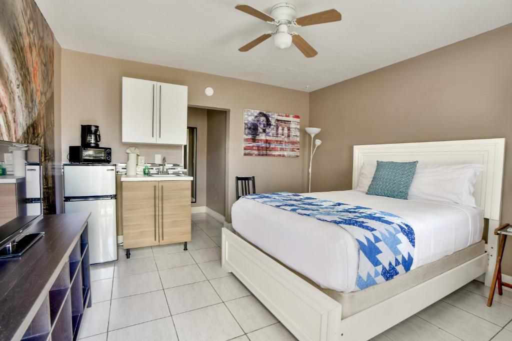 迈阿密Krymwood Flats Wynwood - By RocketStay的一间带大床的卧室和一间厨房
