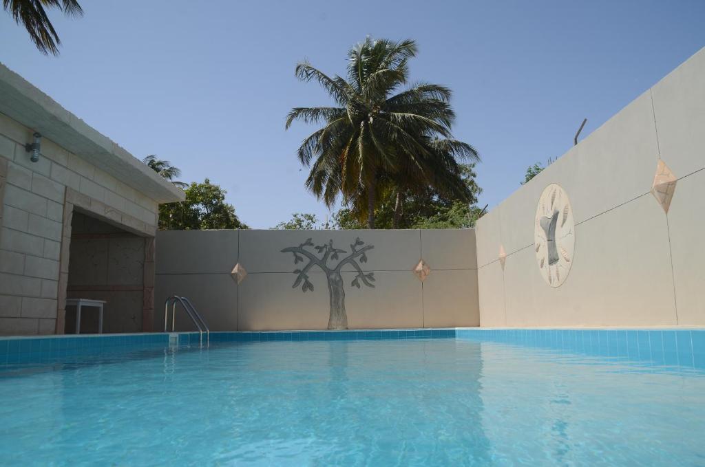 圣路易斯Hotel La Perle的一座棕榈树环绕的游泳池