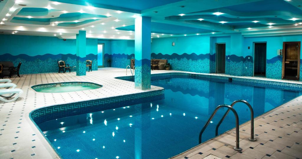 巴库ABU ARENA HALL Hotel的蓝色墙壁的酒店游泳池